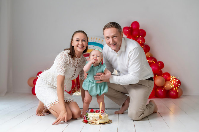 Tatari Photography nuotr./Rima Petrauskytė-Paulauskienė su vyru Rolandu ir dukra