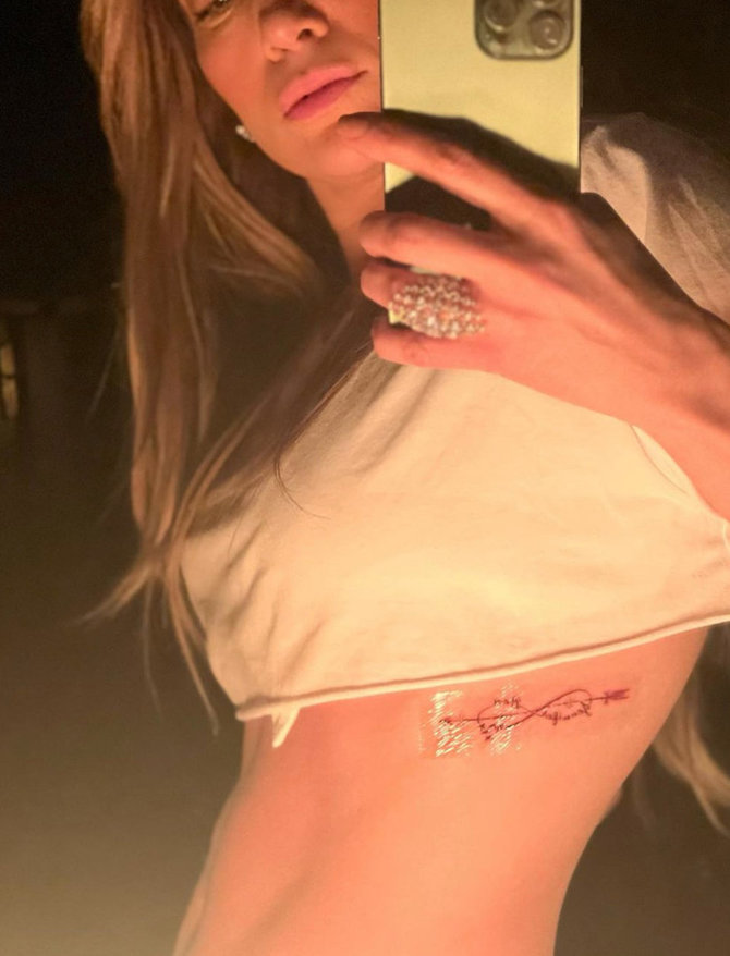 „Instagram“ nuotr./Jennifer Lopez tatuiruotė