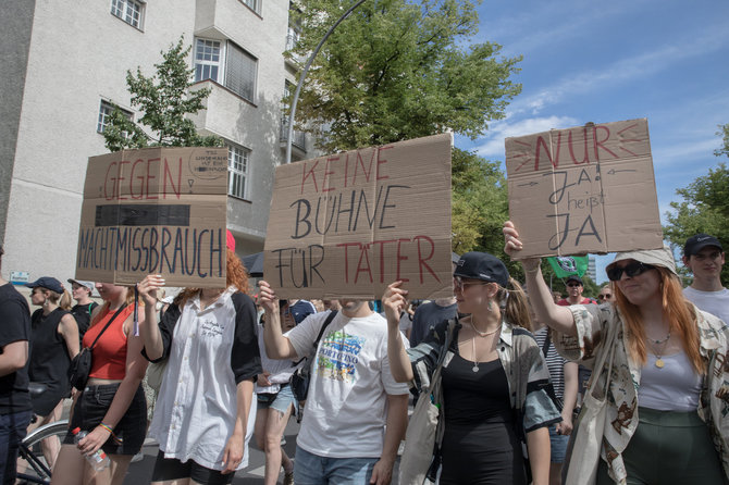 AFP/„Scanpix“ nuotr./Prieš „Rammstein“ koncertą Berlyne – protestas