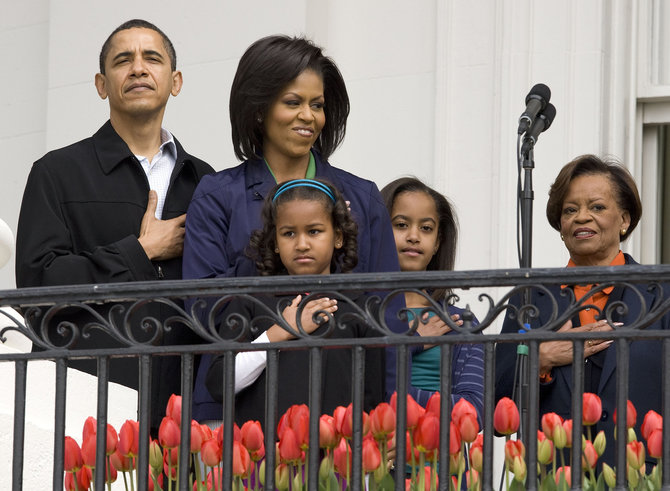 AFP/„Scanpix“ nuotr./Barackas Obama su žmona ir dukromis, Michelle mama Marian Robinson