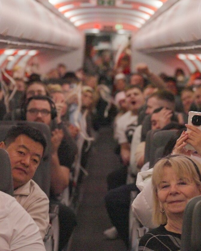 Play Airlines nuotr./Pora susituokė skrydžio metu