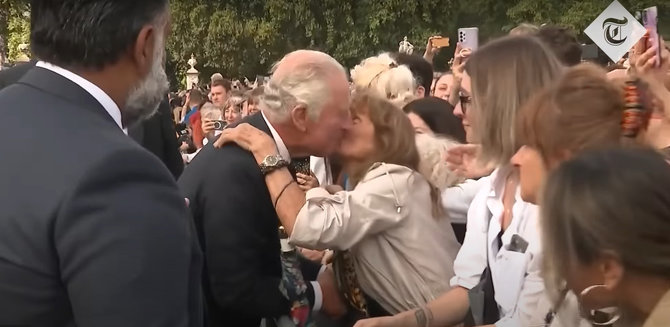 Stop kadras/Karalių Karolį III pabučiavo gerbėja