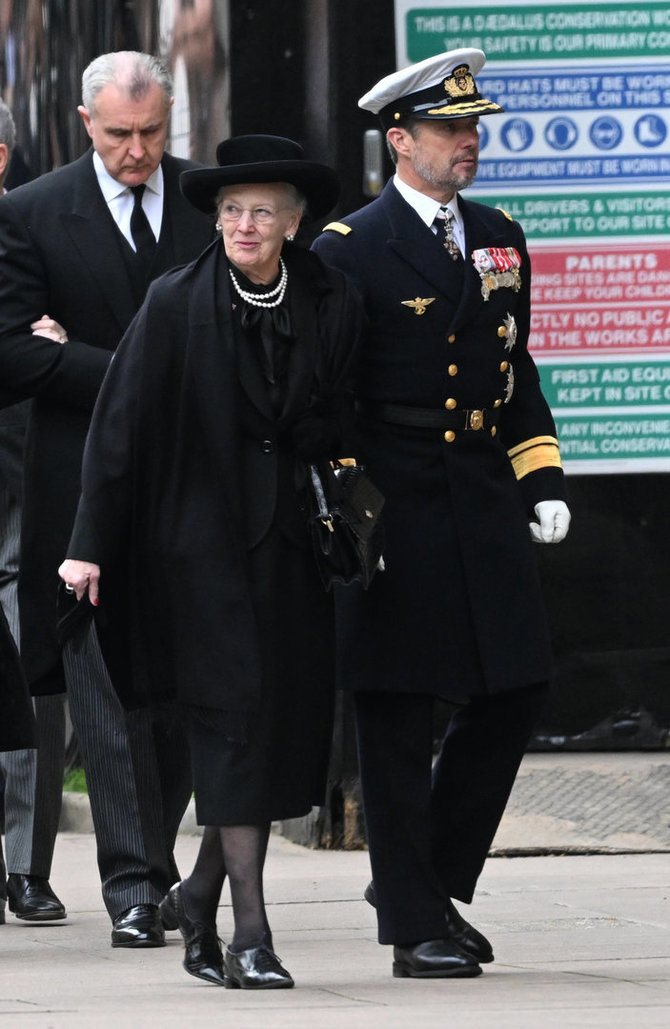 AFP/„Scanpix“ nuotr./Danijos karalienė Margrethe II Jungtinės Karalystės monarchės Elizabeth II laidotuvėse