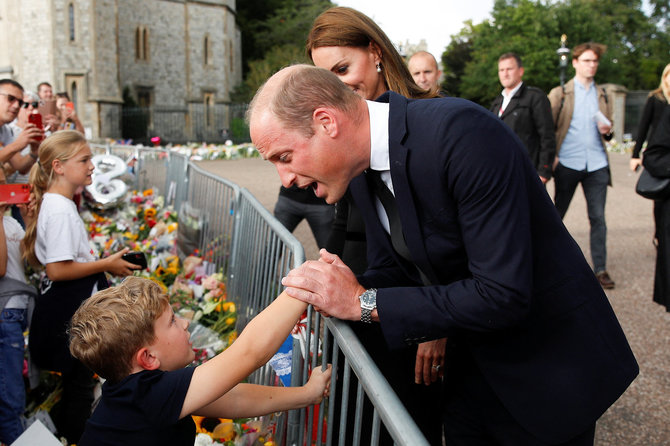 „Reuters“/„Scanpix“ nuotr./Sasekso hercogai princas Harry su Meghan Markle ir Velso princas Williamas su Velso princese Catherine apsilankė Vindzore