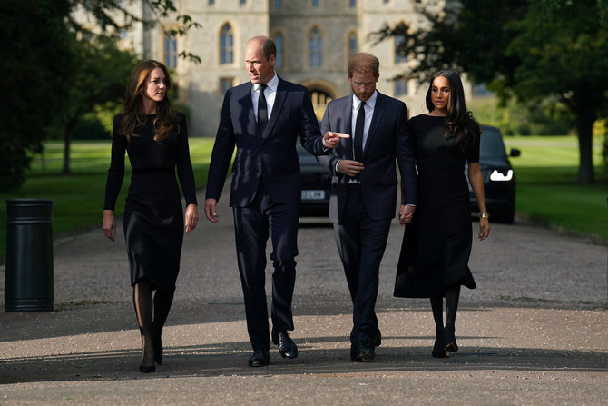 „Reuters“/„Scanpix“ nuotr./Princas Harry su Meghan Markle ir Velso princas Williamas su Velso princese Catherine apsilankė Vindzore