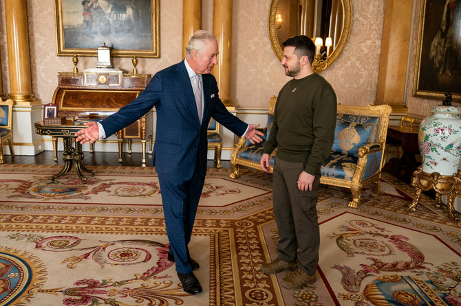 „Reuters“/„Scanpix“ nuotr./Ukrainos prezidentas Volodymyras Zelenskis su britų karaliumi Charlesu III