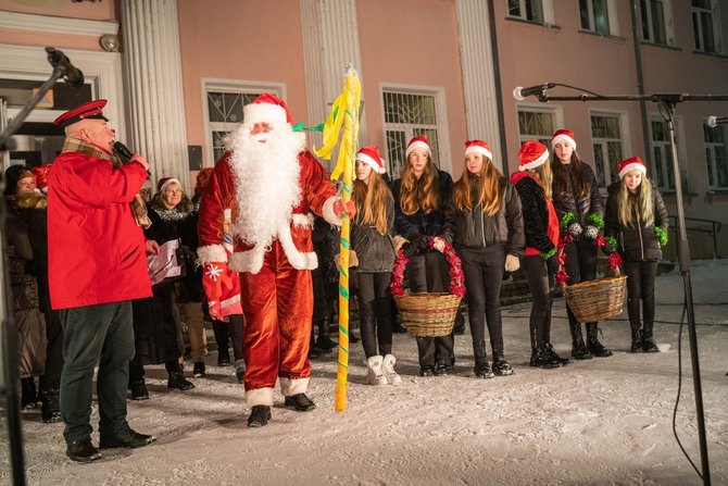 Karolinos Lasauskaitės nuotr./Skaudvilėje įžiebta Kalėdų eglė