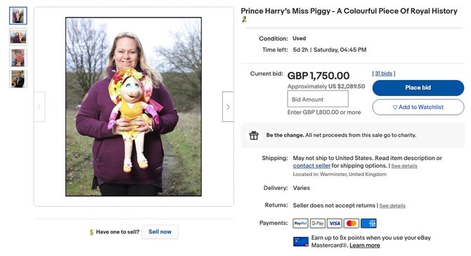 Stop kadras/Sasha Walpole su princo Harry dovanotu žaislu