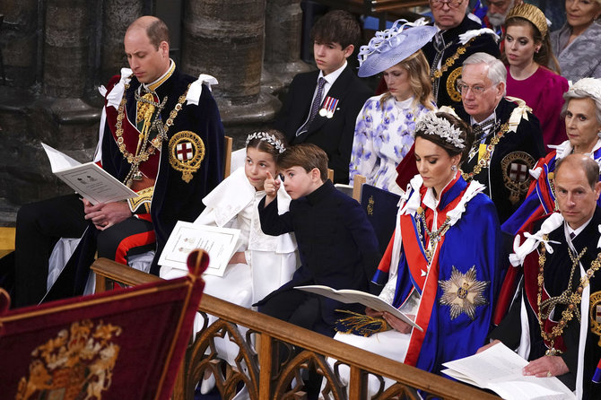 AFP/„Scanpix“ nuotr./Velso princo Williamo ir princesės Catherine šeima karūnavimo iškilmėse