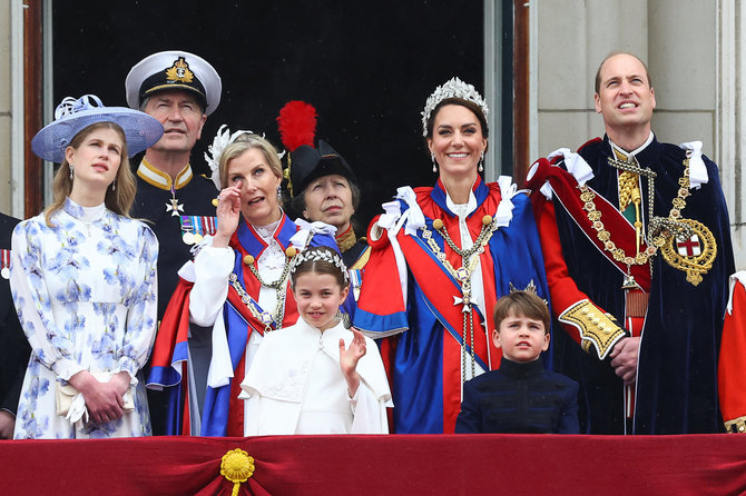 AFP/„Scanpix“ nuotr./Velso princo Williamo ir princesės Catherine šeima karūnavimo iškilmėse