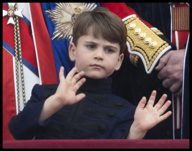 AFP/„Scanpix“ nuotr./Velso princo Williamo ir princesės Catherine šeima karūnavimo iškilmėse
