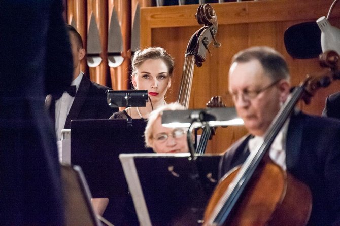 Asmeninio albumo nuotr./Martyna Rudelytė groja Klaipėdos valstybinio muzikinio teatro orkestre