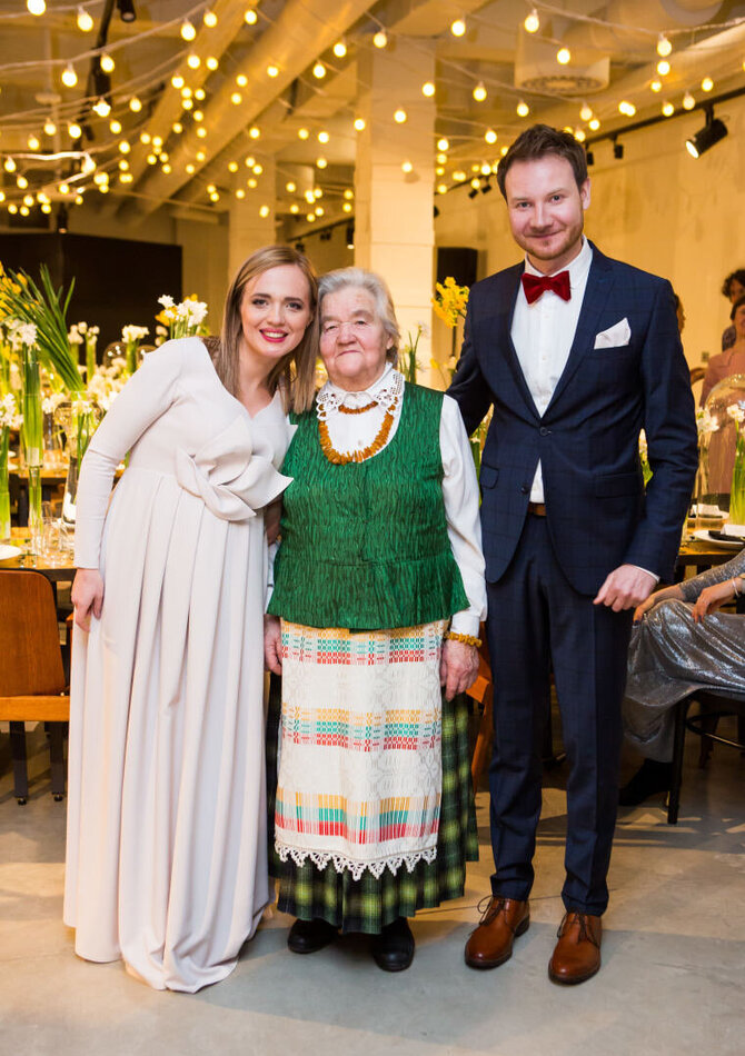 Į anūkės vestuves iš Ignalinos rajono esančių Kaniūkų pasipuošusi tautiniu kostiumu atvažiavo Ona Butrimaitė-Laurinienė. Kartais smagių tarmiškų pokalbių nuotrupomis su šia senjora Živilė pasidalija socialiniuose tinkluose