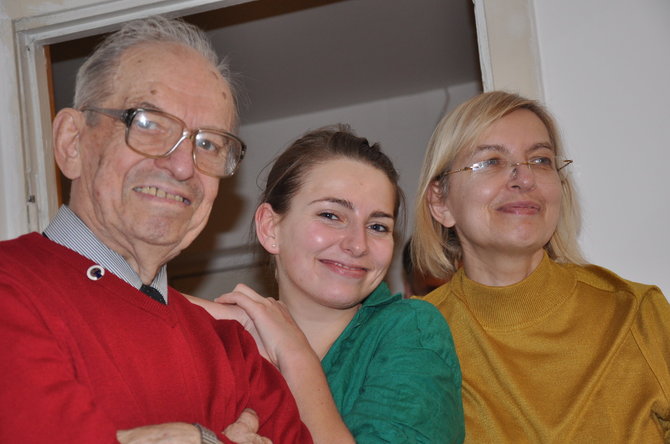 Asmeninio archyvo nuotr./K.Morkūnas su anūke Egle ir dukra Jūrate 2012 metais 