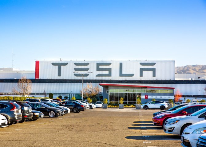 123RF.com nuotr./„Tesla“ pastatas Fremonte, Kalifornijoje