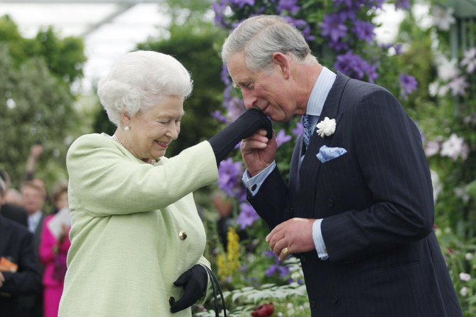 AFP/„Scanpix“ nuotr./Karalienė Elžbieta II ir princas Charlesas