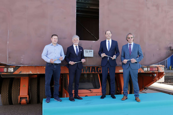 VLG nuotr. /Kilio padėjimo ceremonijoje specialią lentelę prie korpuso prisuko (iš kairės) laivo projekto vadovas Edvinas Petreikis, Algis Latakas, Marius Skuodis ir „Baltic Workboats“ valdybos narys Juris Taalis.