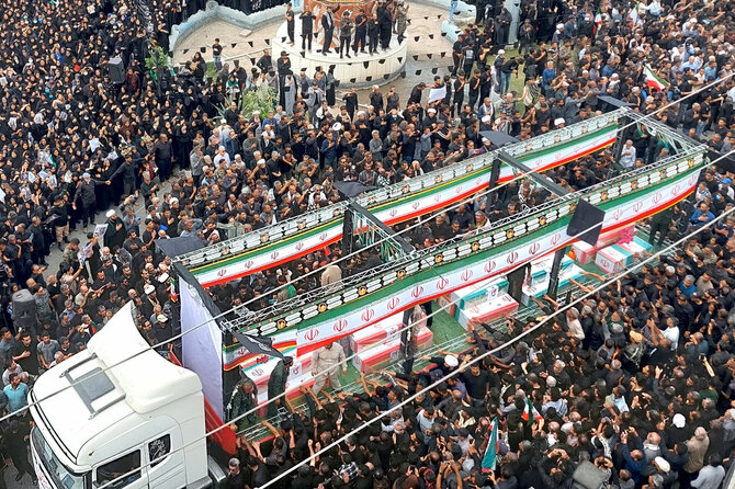 Mehr News Agency/Scanpix nuotr. /Aukų, žuvusių per ataką prieš mergaičių mokyklą Irane, laidotuvės