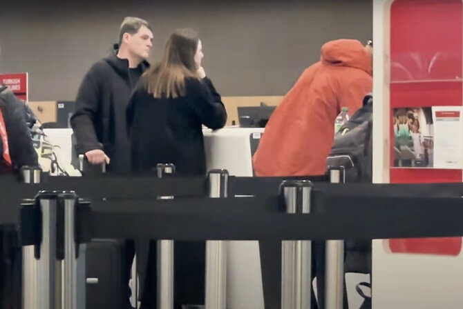 Laisvės TV vaizdo medžiagos stop kadras/ R. Žemaitaitis oro uoste ketino skristi susitikti su neva JAV Vyriausybės atstovais