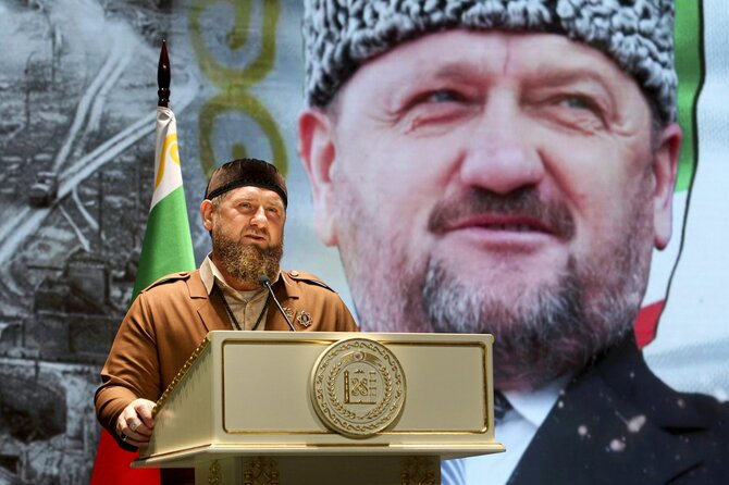 „Scanpix“/AP nuotr./Ramzanas Kadyrovas valdžią perėmė po to, kai buvo susprogdintas jo tėvas Achmatas Kadyrovas