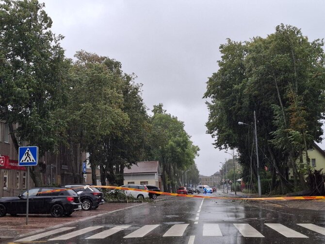 skaitytojo nuotr. /Palangoje dėl audros užtverta gatvė