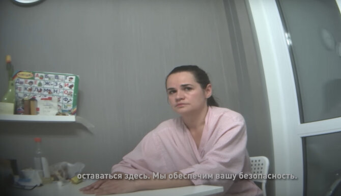 Ekrano nuotr. /Paviešintas paskutinių S.Cichanouskajos akimirkų Baltarusijoje vaizdo įrašas