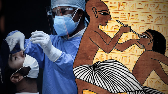 Sąmokslo teorijų skleidėjai atrado ryšį tarp Senovės Egipto meno ir COVID-19 testų, bet suklydo 