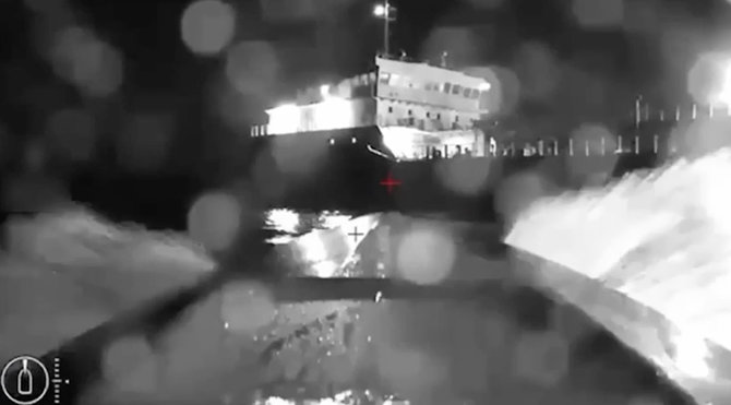 Atakos įrašo stop kadras/SBU surengtos operacijos metu atakuotas rusų tanklaivis „SIG“
