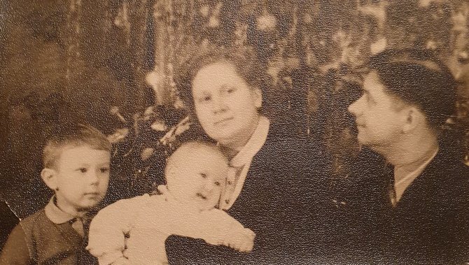 Asmeninio archyvo nuotr./Liudas Mažylis su tėvais ir sesute