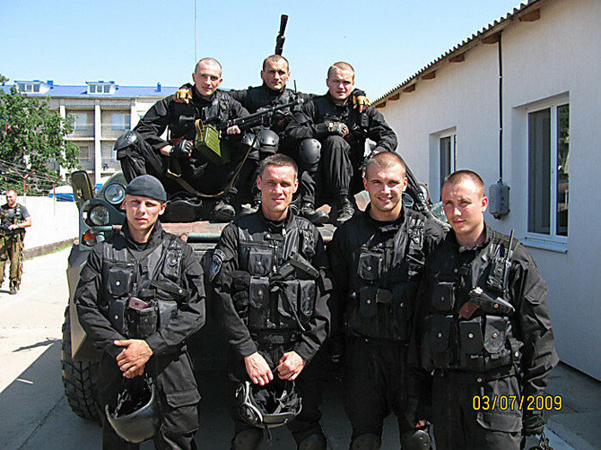 informnapalm.org nuotr./Pirmame plane (priešais BTR): Dmitrijus Ancupovas (antras iš kairės) ir Igoris Zapaluchas (trečias iš kairės)