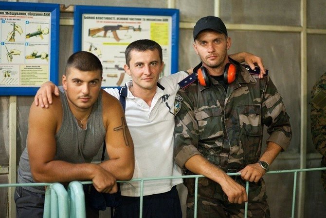 informnapalm.org nuotr./Igoris Zapaluchas (dešinėje) su Nikolajevo milicijos komandos nariais. Doneckas, 2012 m. rugpjūtis