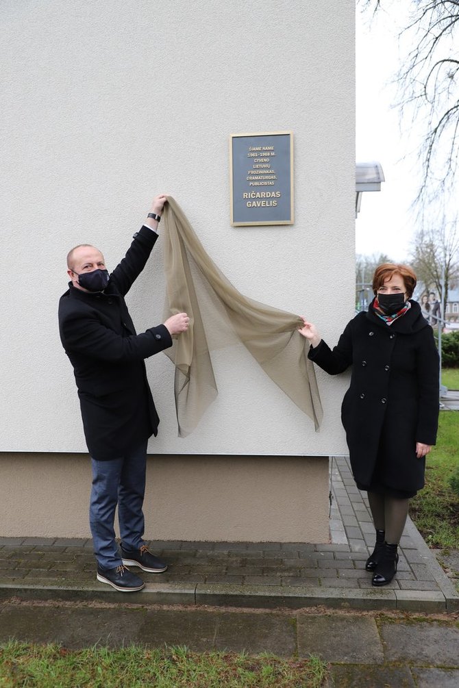 Druskininkų savivaldybės nuotr./Atminimo lentos rašytojui Ričardui Gaveliui atidengimas