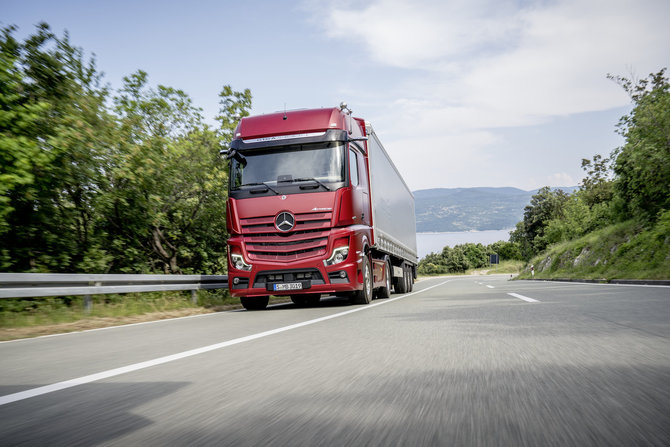 „Velocita“ nuotr./„Mercedes-Benz Actros“