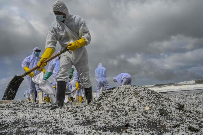 AFP/„Scanpix“ nuotr./Šri Lankos paplūdimį nuklojo plastiko granulės iš degančio laivo