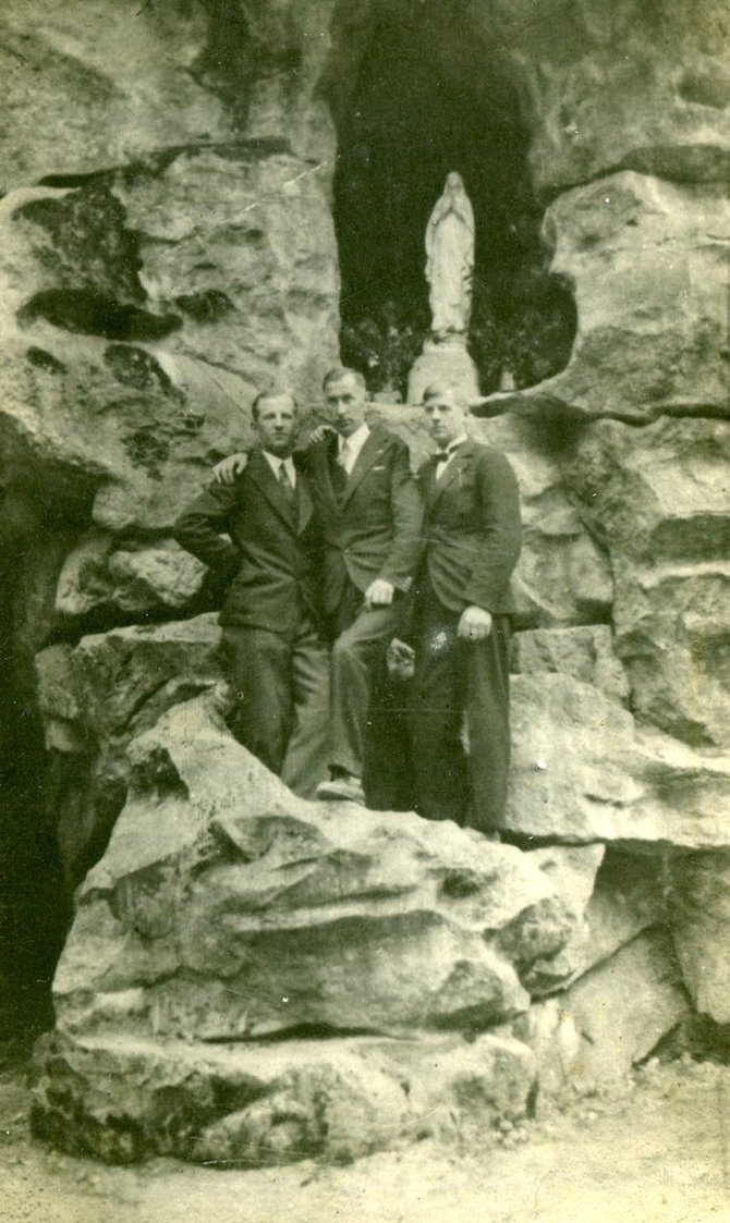 Asmeninio archyvo nuotr./Vytautas Šidlauskas (pirmas iš kairės) su broliais Kostu (areštuotas 1941-06-14, mirė nuo išsekimo po metų Rešiotų lageryje) ir Broniumi Palangoje apie 1938 m.