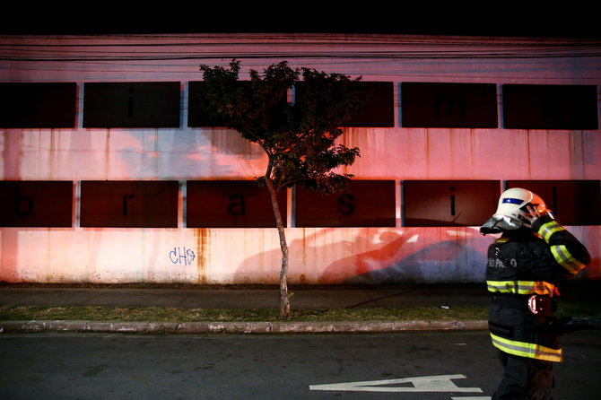 „Reuters“/„Scanpix“ nuotr./Brazilijos nacionalinio kino instituto sandėlyje įsiplieskė gaisras