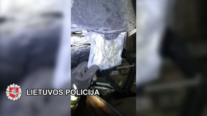 Klaipėdos apskrities policijos nuotr./Moters automobilyje rasta 11 kilogramų narkotikų