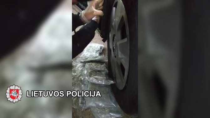 Klaipėdos apskrities policijos nuotr./Moters automobilyje rasta 11 kilogramų narkotikų