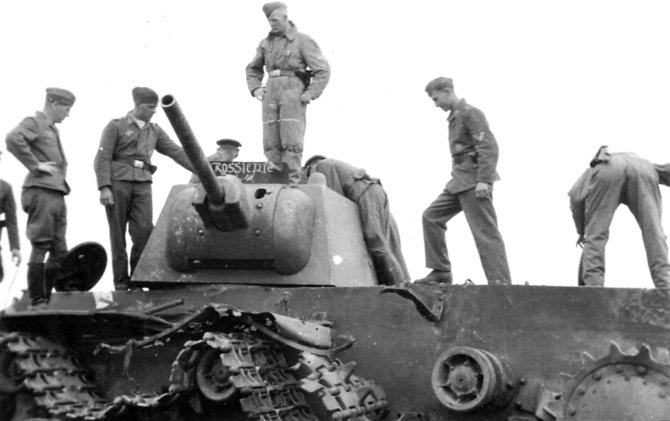 Asmeninio archyvo nuotr./Vokiečių kariai apžiūri prie Raseinių pamuštą sovietų tanką KV-1