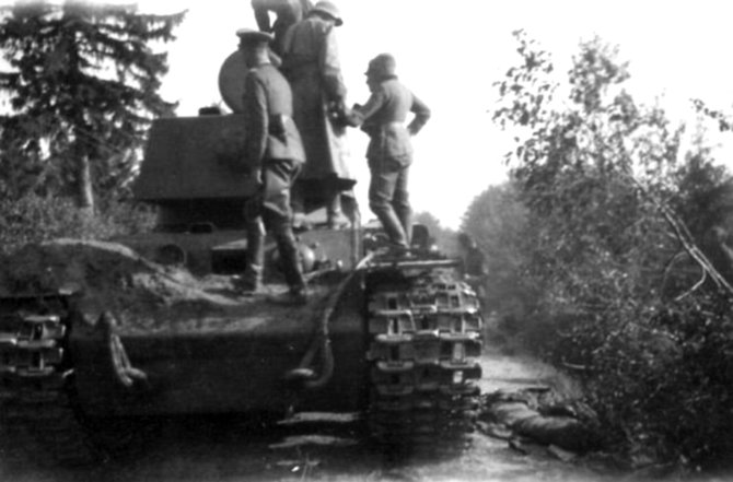 Asmeninio archyvo nuotr./Sovietų sunkusis tankas KV-1 prie Raseinių