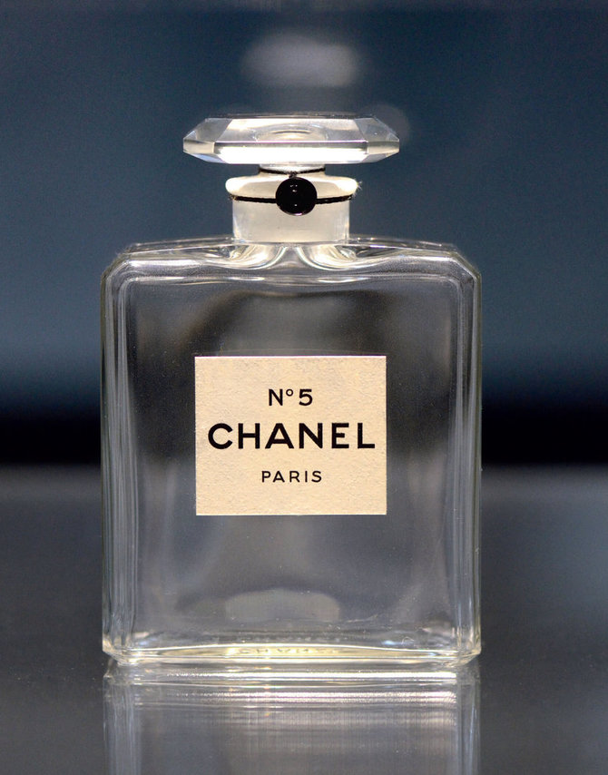 Asmeninio archyvo nuotr./Perversmą sukėlęs „Chanel N°5“ buteliuko paprastumas. Stačiakampio formos suapvalintais kraštais ir brangakmenį primenančio kamštelio idėją įkvėpė kubizmo skulptūros