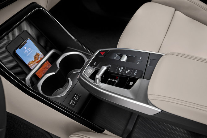 Gamintojo nuotr./BWM pristatė naują elektromobilį – kompaktinį visureigį „BMW iX1“
