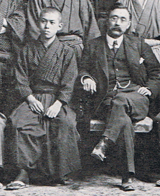 „Public domain“ nuotr./Jun'ichirō Tanizaki su mokyklos direktoriumi, 1908 metai