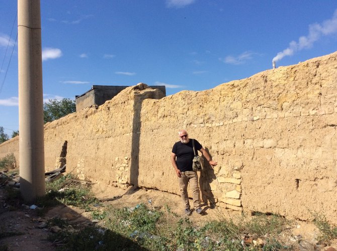 Asmeninio archyvo nuotr./A.Vyšniūnas prie Kengyro lagerio sienos, kurioje kadaise tanku išmuštas skylė