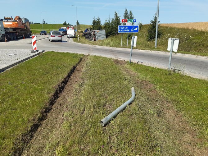 Telšių VPK nuotr./Telšių rajone apvirto neblaivaus baltarusio vilkikas su alkoholio kroviniu