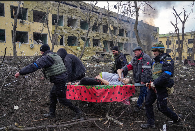 Evgeniy Maloletka nuotr./Rusijos atakuojamo Mariupolio siaubas