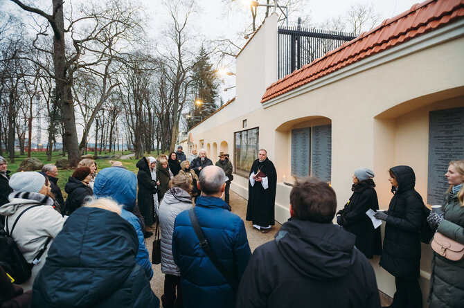Organizatorių nuotr./Vilniaus evangelikų liuteronų bažnyčios kunigo Ričardo Dokšo malda ir choro giesmės prie pristatomos Liuteronų sodo tvoros