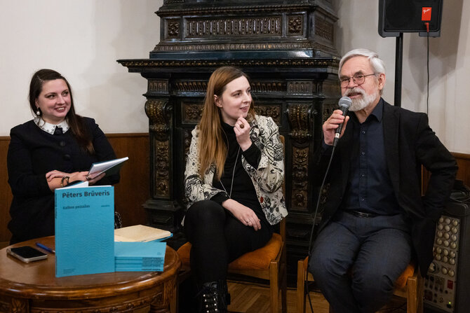 Martyno Ambrazo nuotr./Iš dešinės poetas ir vėrtėjas V.Braziūnas, poeto P.Brūverio dukros Indra Brūverė, Zanė Brūverė