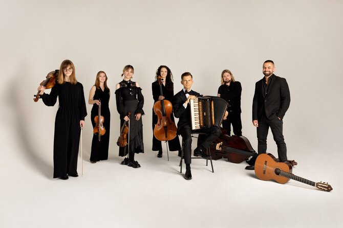 Lauros Jaraminaitės nuotr. /Vytenis Danielius su styginiu kvartetu ir kontrabosininku bei gitaristu – plokštelės „Shades of Heart“ įrašymo komanda