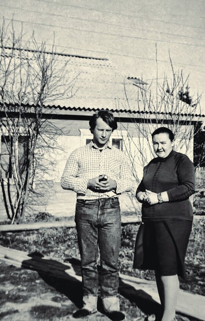 Asmeninio archyvo nuotrauka/1984 m. gegužės 29 d. prie Juliaus Sasnausko namo tremtyje Parabelyje, Tomsko srityje. J.Sasnauskas ir sesuo Regina